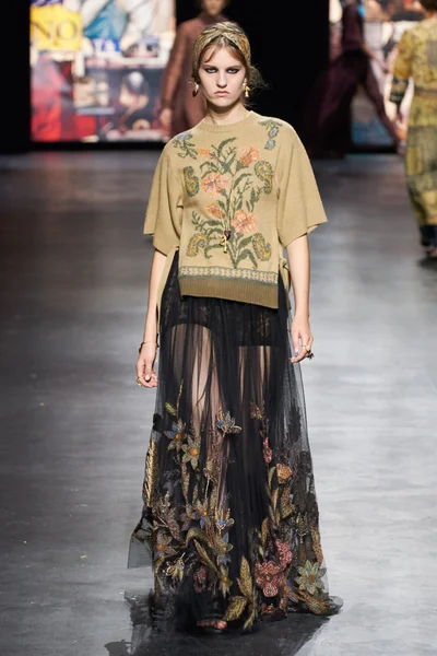 Look 16